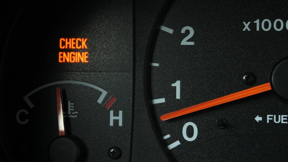 Почему горит Check Engine